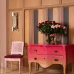 Commode rocaille avec bouquet de fleurs posés dessus