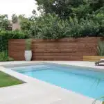 Piscine en béton avec terrasse carrelée