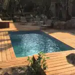 Piscine coque avec terrasse en bois