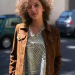 Femme avec veste en cuir marron