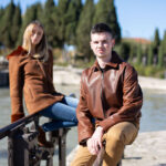 1 homme et 1 femme sur une barière (vestes en cuir)