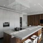 Plan de travail marbré dans cuisine moderne blanche et bois