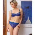 Femme en lingerie bleue