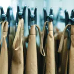 Pantalons accrochés à des cintres, vus sur le côté