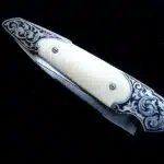 Couteau pliant avec gravure sur fond noir