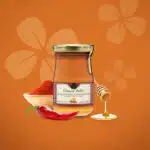 Pot de moutarde sur fond orange