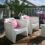 2 fauteuils blanc avec coussins roses
