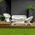fauteuil et canapé blanc en résine sur terrasse