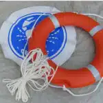 bouée couronne, homme à la mer