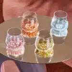 4 verres en couleurs sur plateau doré