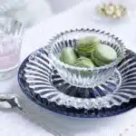 Coupe et soucoupe avec macarons