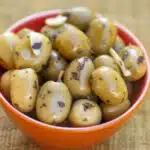 Bol avec des olives apéritives