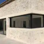 Fenêtre alu sur maison en pierre