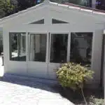 fenêtres blanches sur extension de maison