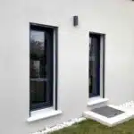 Deux fenêtres allongées sur mur blanc