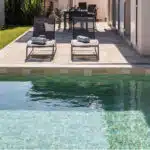 Piscines enterrées, vue sur terrasse avec 2 chaises longues