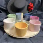 Ensemble de mini coupes colorées en faïence sur un plateau