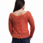 Vue de dos d'une femme avec un pull orange boutonné