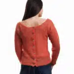 Vue de dos d'une femme avec un pull en mohair orange boutonné