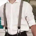 Bretelle homme sur chemise blanche
