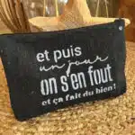 Pochette en tissus avec message, et puis on s'en fout