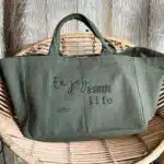 Sac cabas posé sur un siège