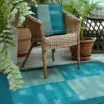 Tapis et coussin en feutre dans les tons bleus