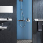 Equipements d'une salle de bain grise et bleue