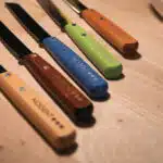 Plusieurs couteaux à pain avec manche en couleur