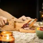 Planche avec guillotine à saucisson et pot de tomates