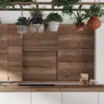 Cuisine avec bois et plantes