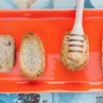 Petits pains grillés dans un plat rouge