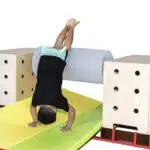 Structure avec rouleau pour parcours de gymnastique enfant