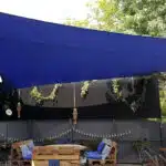 Voile d'ombrage bleu, couvrant une terrasse