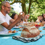 Table d'été avec pain en premier plan
