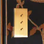 Plaque dorée avec 3 interrupteurs