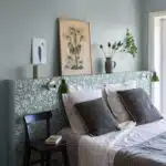 Tête de lit décorée en papier velours Oeillet de Reine de Libéron ton vert