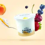 Yaourt aux fruits, avec des fruits en arrière plan