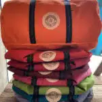 Sac polochon posé sur plusieurs sac pliés