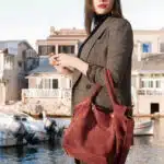 Sac en daim au bras d'une femme