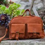 Sac pour homme posé devant des plantes
