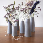 Ensemble de vases de plusieurs tailles avec fleurs sèches