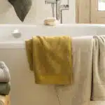 serviettes posés sur un rebord de baignoire