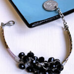 bracelet avec des perles noires