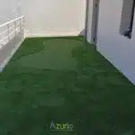 Balcon couvert de gazon synthétique