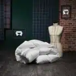 couette en duvet posé devant une mannequin de couture
