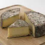 Fromage sur un plateau en bois