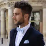 Homme en costume avec noeud papillon bleu clair