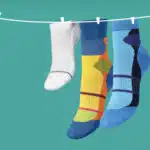 Chaussettes pendues à un fil sur fond vert d'eau
