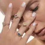 Bijoux uniques Visage de femme derrière une main avec plusieurs bagues
